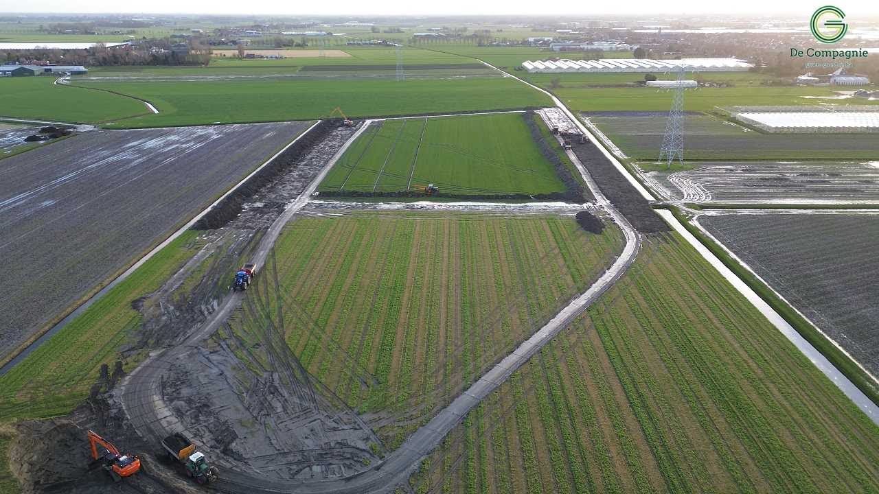 De Compagnie aan het werk voor een ophoging landbouw perceel.