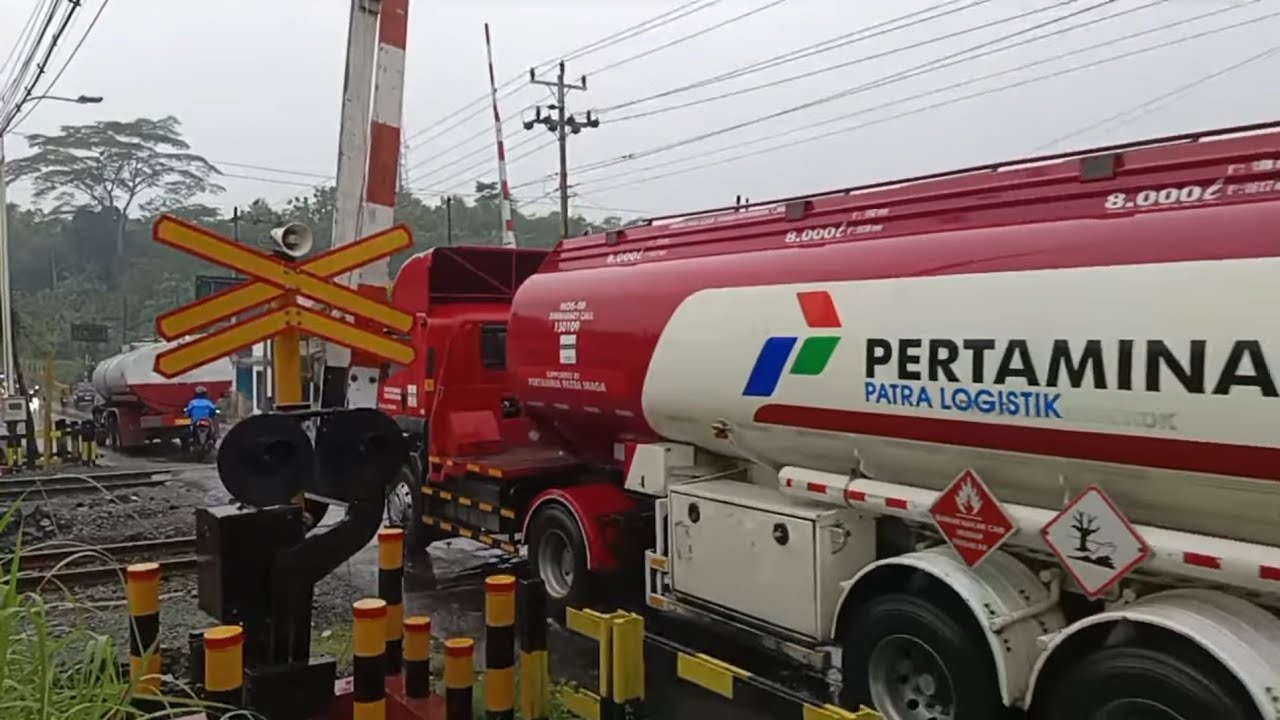 Live Hujan Sore Hari Di Perlintasan Kereta Api  | Live Afternoon Rain at the Railway Crossing