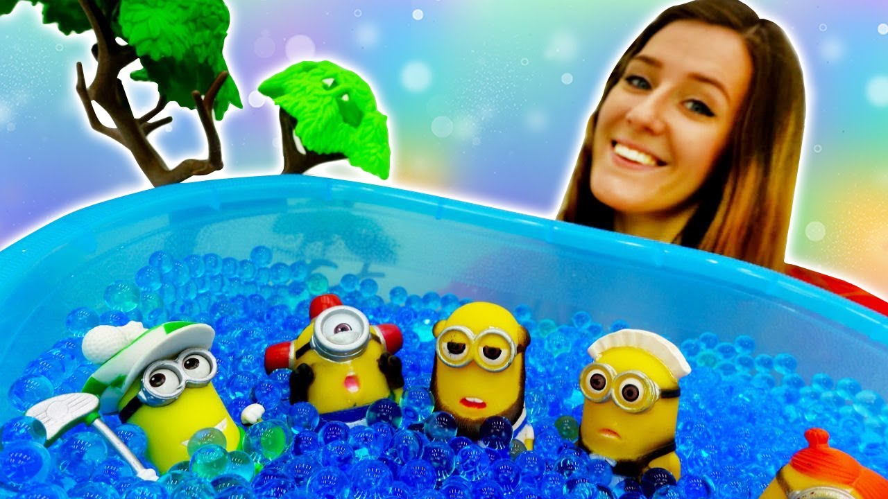 Guarder&iacute;a Infantil - Minions en espa&ntilde;ol. Descanso en la piscina.