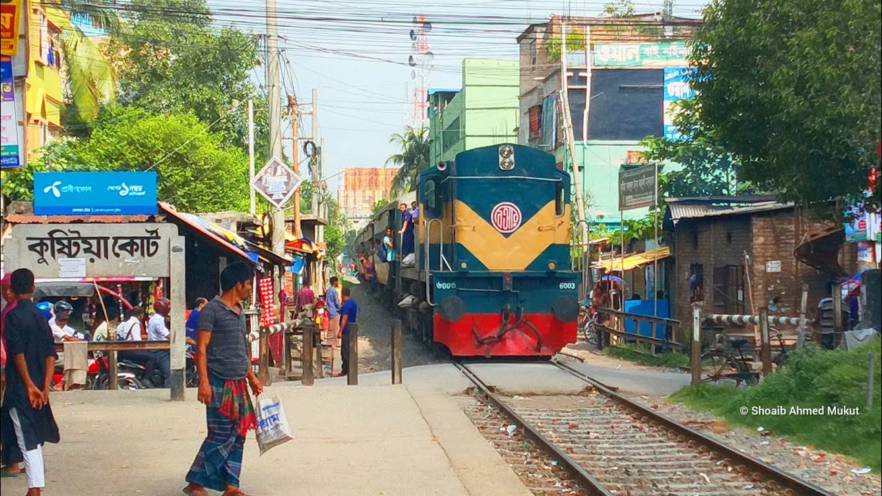 পদ্মা পাড়ি দিয়ে নকশীকাঁথা কমিউটার কুষ্টিয়া ইন-Nakshikatha Mail in Kushtia Court Station with WDM-3A