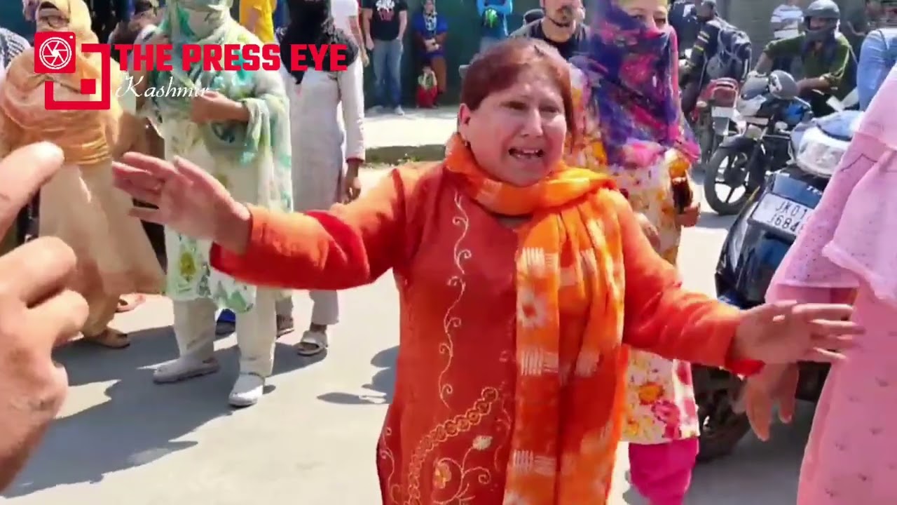 RAJBAGH RESIDENTS PROTEST OVER THE INSTALLATION OF SMART ELECTRIC METERS || THE PRESS EYE KASHMIR