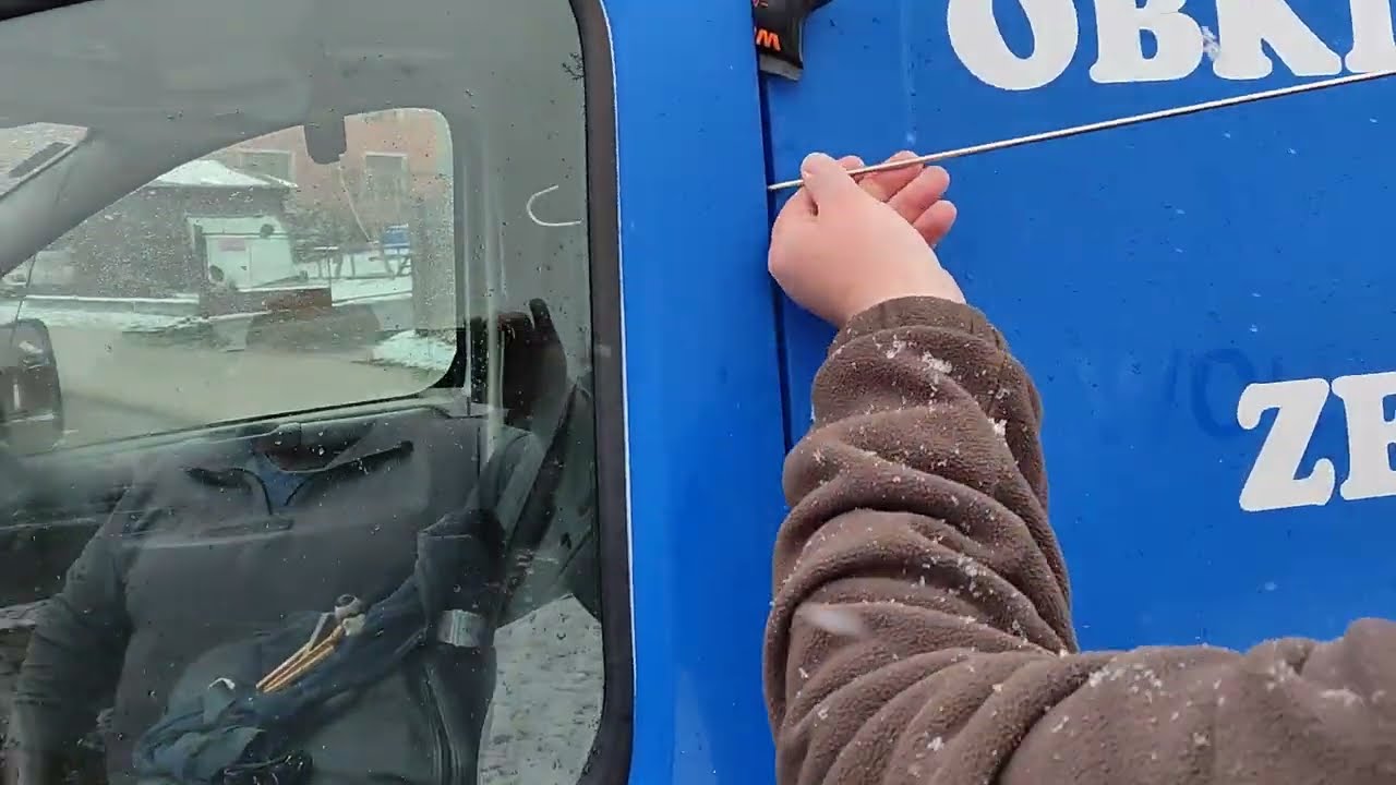 Jak otevřít zamčené auto, když si zabouchnete klíče uvnitř