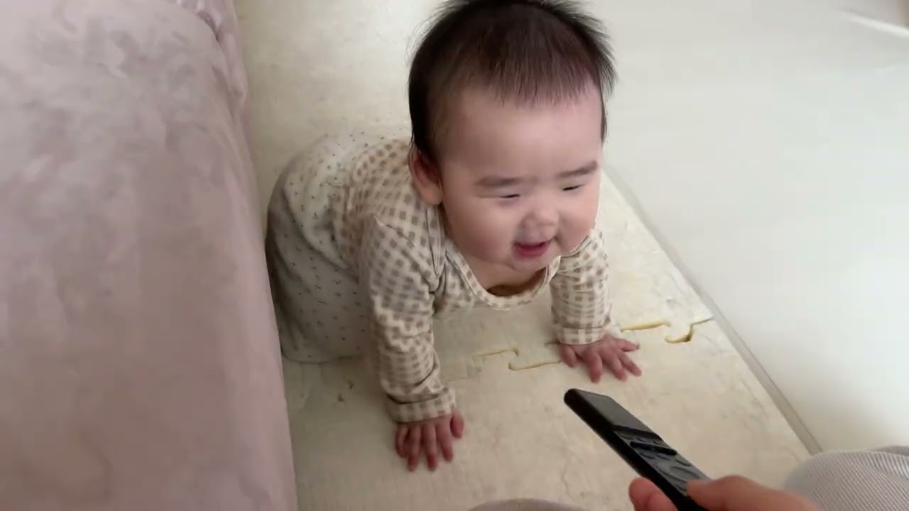 짚고일어서기 연습중인 유진 7개월아기