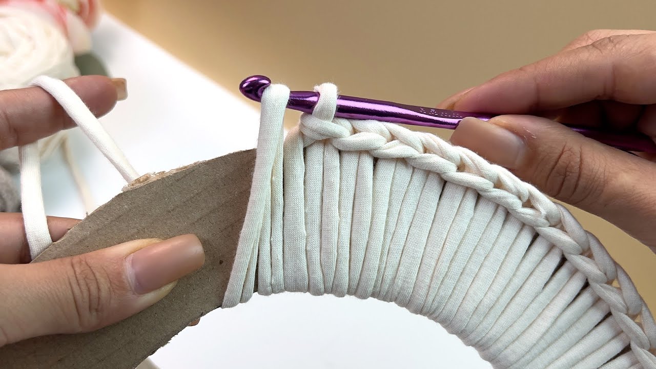 I LOVE IT 😍 AMAZING IDEA MADE FROM YARN AND A PLASTIC PLATE! THE BEST OF WASTE