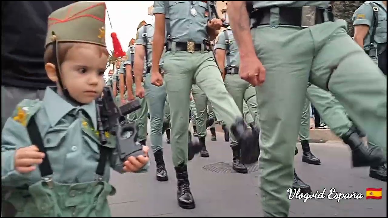Un Niño con Uniforme Legionario se Une a la Sección del 2º Tercio para Desfilar Junto a Ellos.