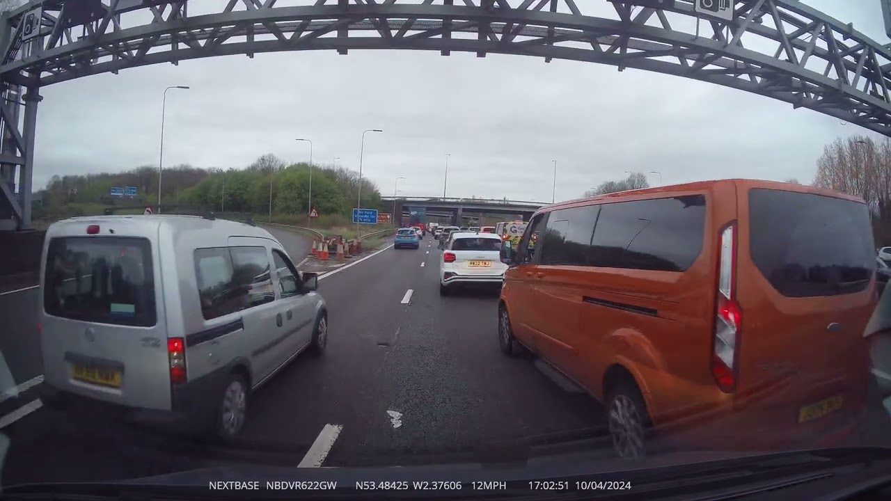 Very bad driving on M60 rush hour reg - JD04BUS