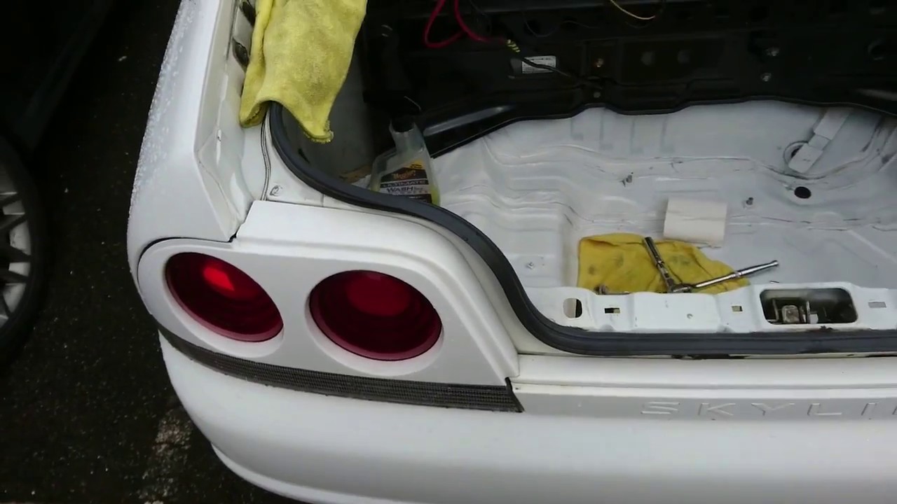 Skyline R33 leaking boot/trunk fix! New sealer on the panel overlap