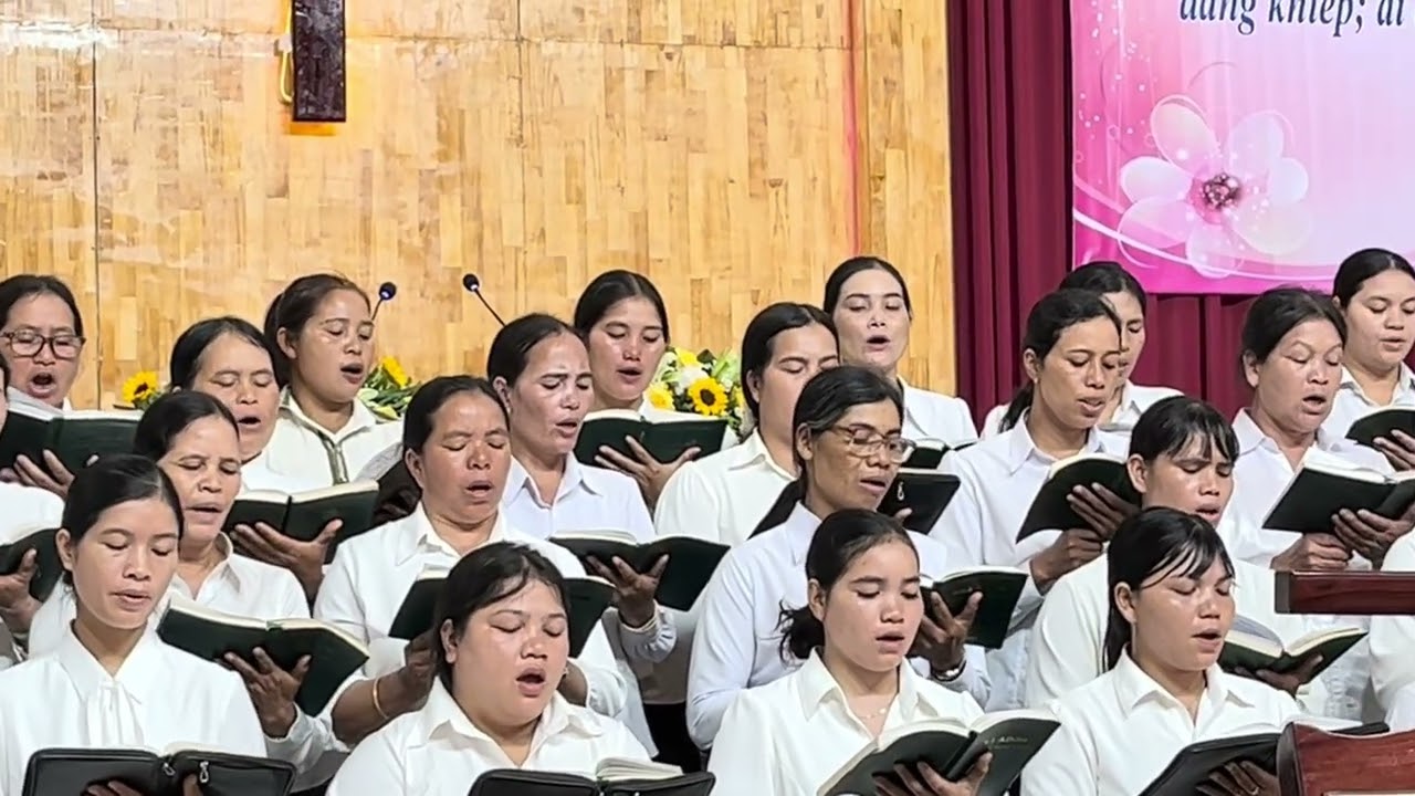 Thánh ca Jơrai. Phụ nữ phía Đông 