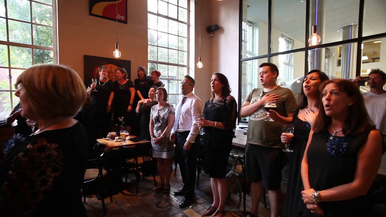 Chorale galloise dans un pub de Bruges (2 chants) / Welsh choir in a pub in Bruges (2 songs)