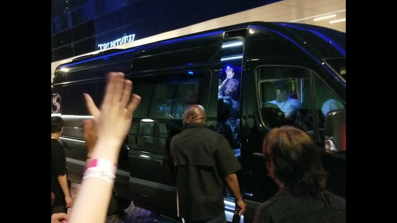 [FANCAM] TWICELIGHTS in Chicago TWICE leaving the Wintrust Arena