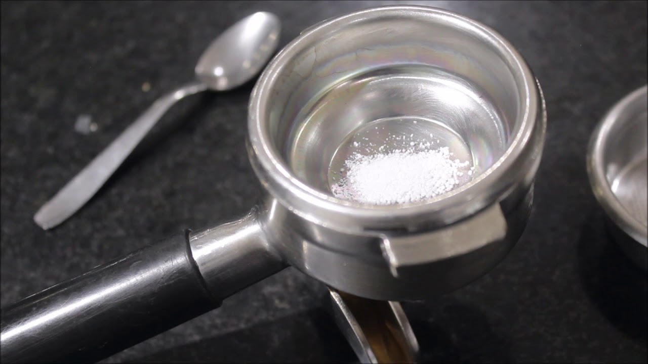 Máquinas profissionais de café espresso: retrolavagem e detergente de limpeza.