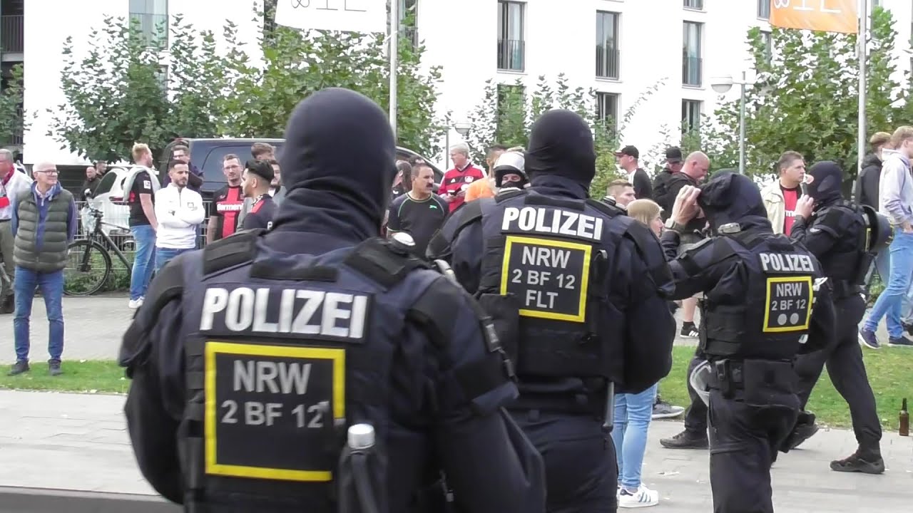 Polizei im Großeinsatz bei Derby Bayer Leverkusen - 1. FC Köln am 08.10.12