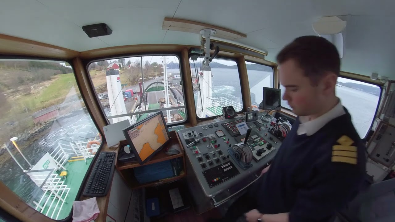 M/F Aukra anløper Festøya en desemberdag i 2021