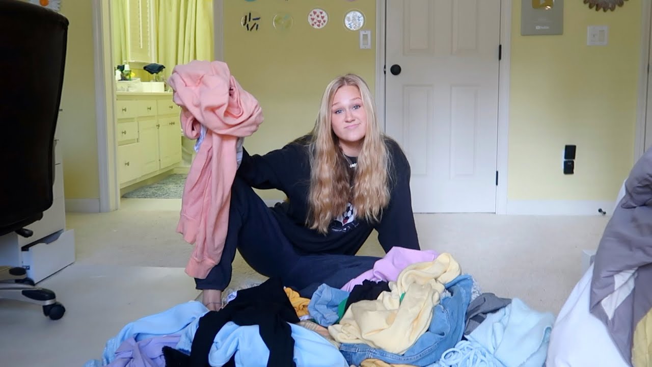 cleaning my ENTIRE room + wrapping christmas presents - VLOGMAS DAY 14