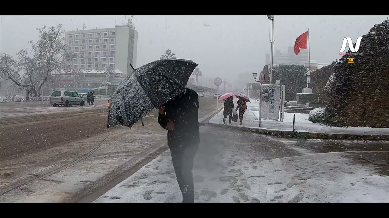 BEAUTIFUL SNOW IN ELBASAN, ALBANIA 🇦🇱【4K】⁴ᴷ⁶⁰ Walking while SNOWING ❄️ Ecje ne rrugët plot Dëborë❄️