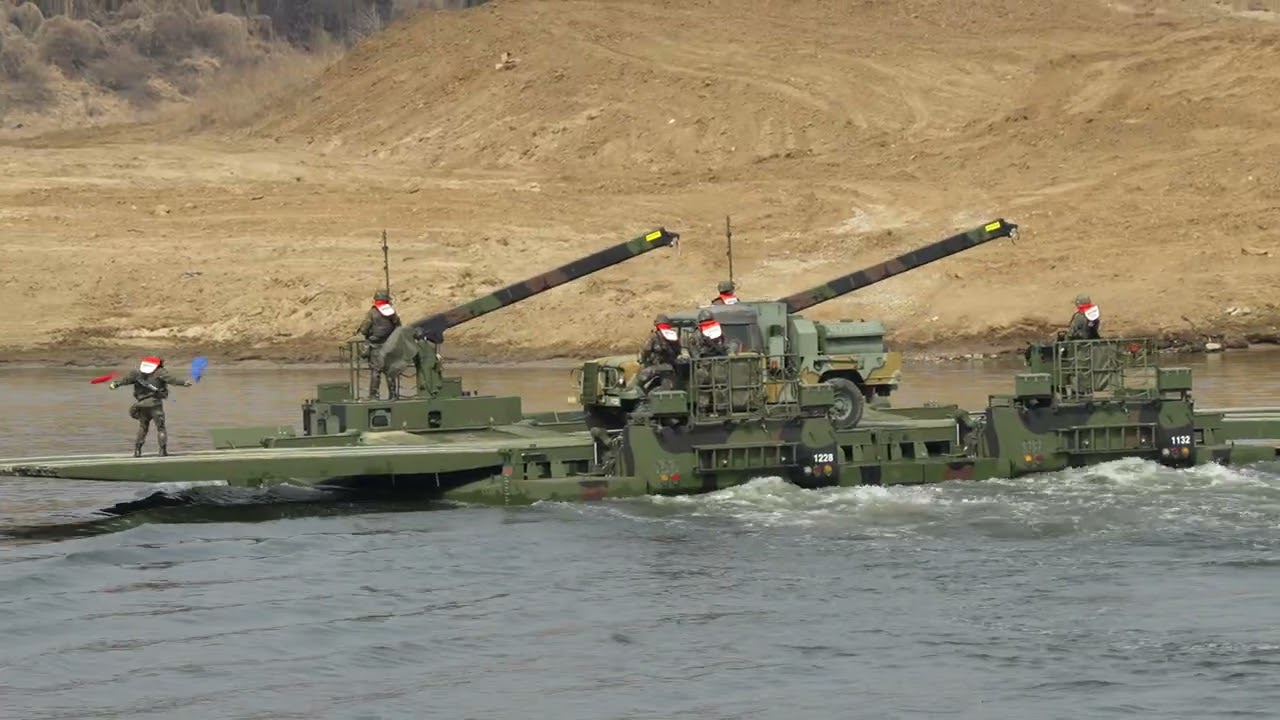 KM3로 도하하는 K318 발연차량