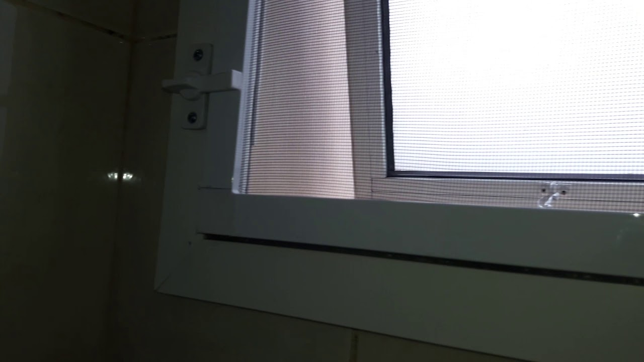 Tela mosquiteira para apartamento, em janelas tipo basculante de banheiro e sacada.