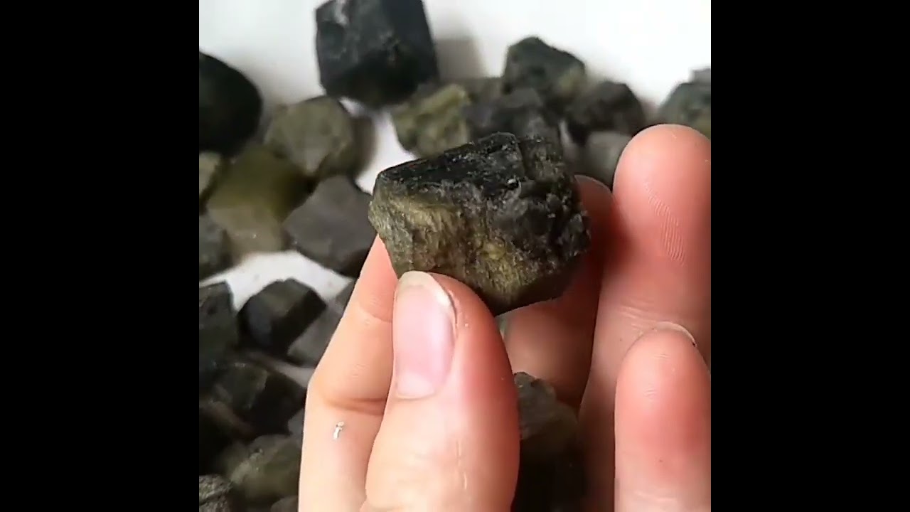 Pierre Brute de Tourmaline Verte