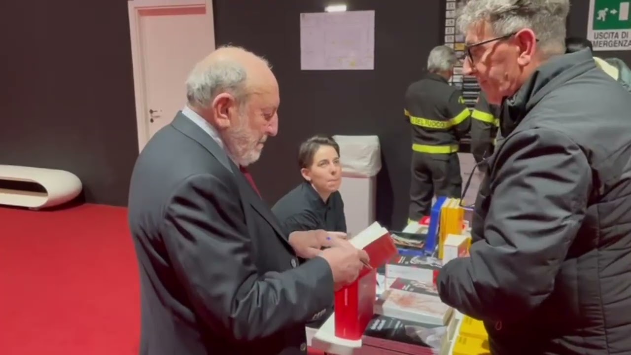 Umberto Galimberti al firmacopie del teatro Infinity 1
