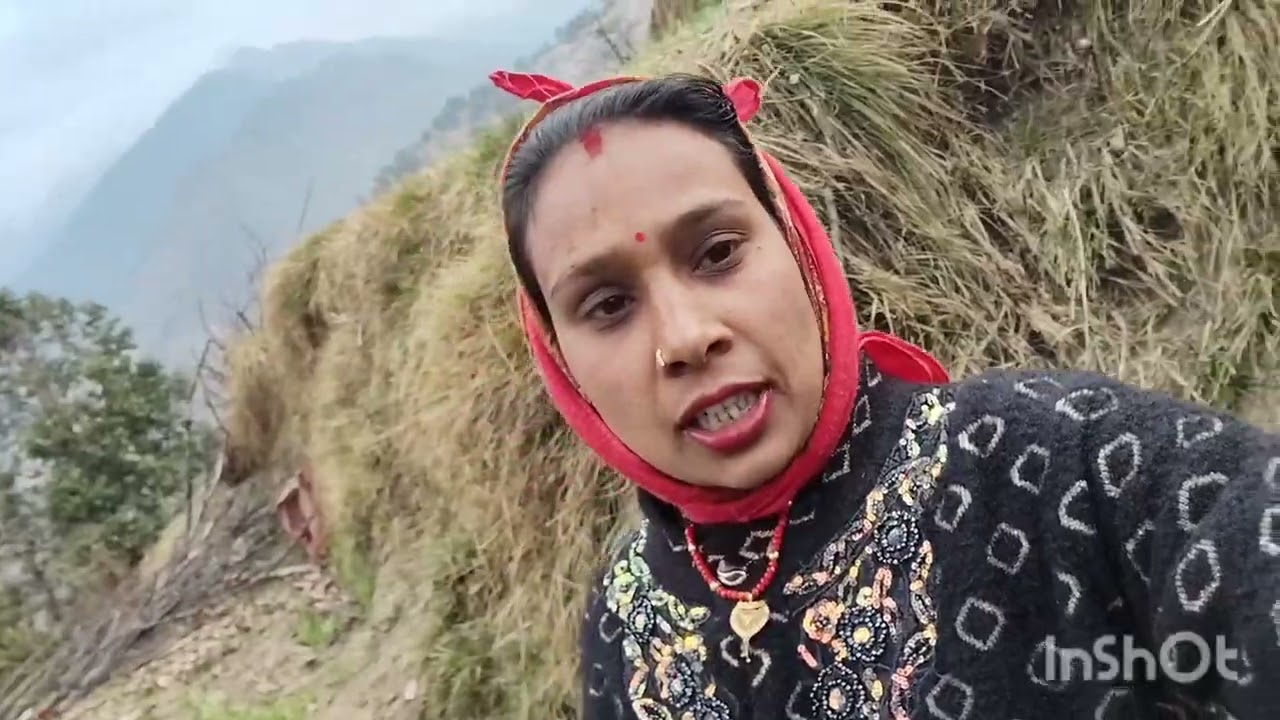 Aaj ki video ke Madhyam se Apna Pahadi culture dikha rahi hai