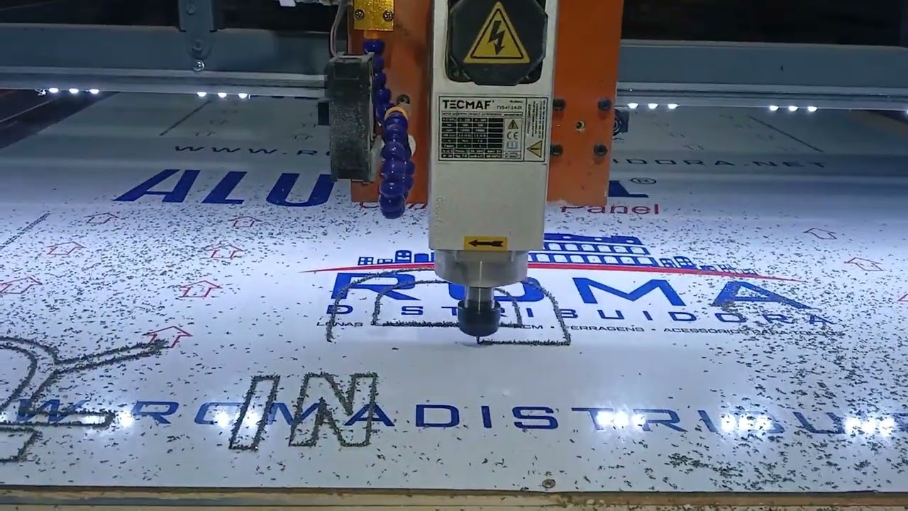 ROUTER CNC CORTANDO ACM COM FRESA FINA