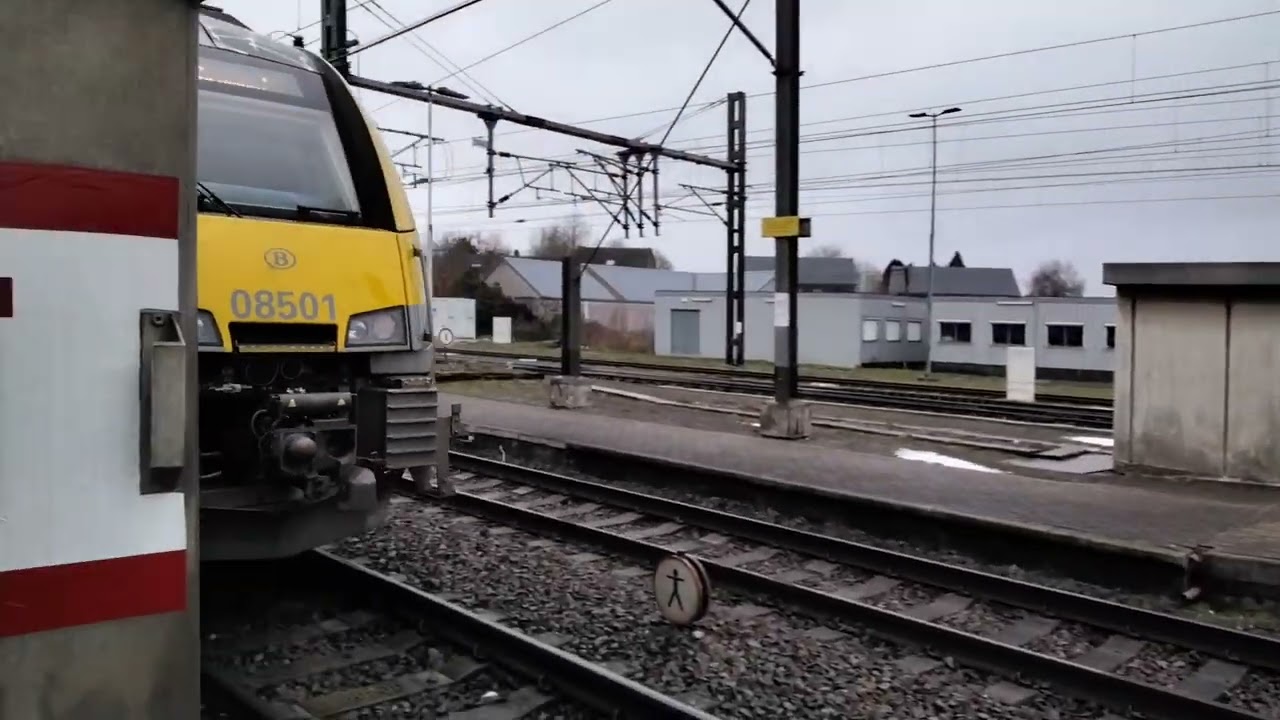 Am 08 à destination de Libramont en gare de Bertrix.