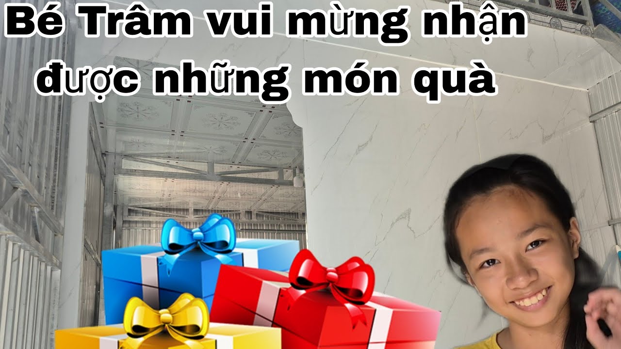 Căn nhà đã hoàn tất . Bé Trâm vui mừng nhận được quà .