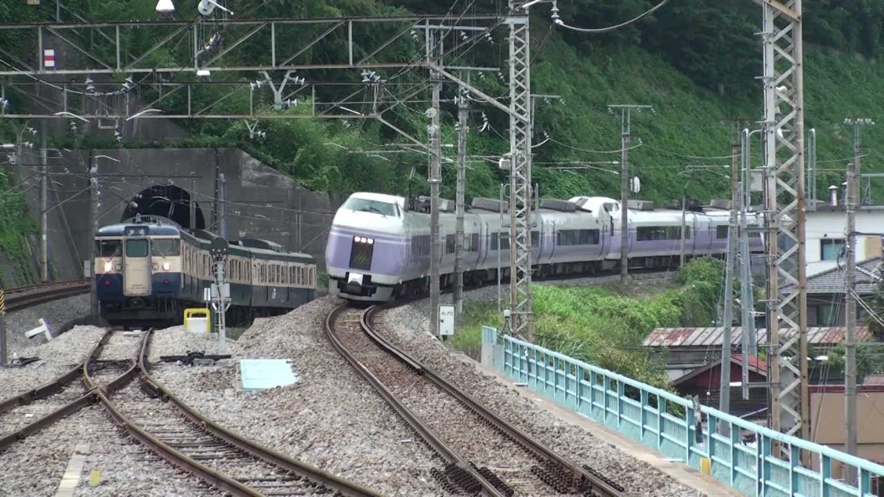 中央本線　韮崎駅でのE351系「スーパーあずさ」の通過の後115系入線