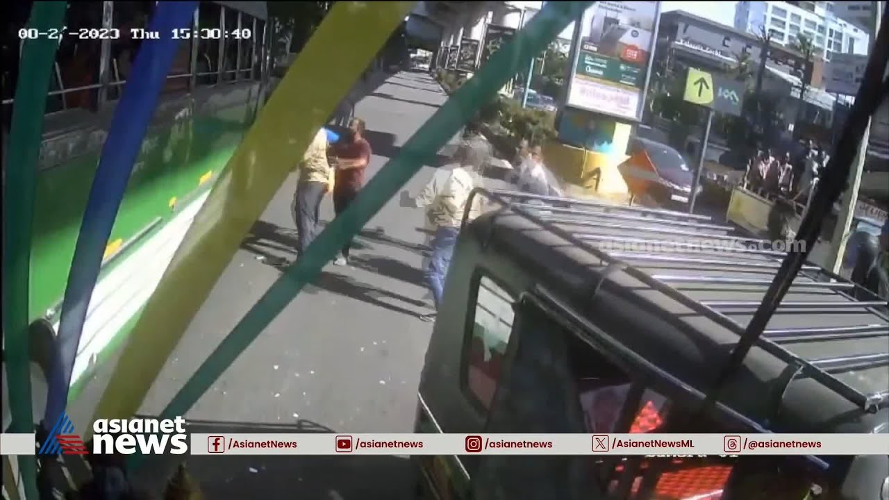 സ്വകാര്യ ബസിടിച്ച് ഓട്ടോ തല കീഴായി മറിഞ്ഞു | Road Accident | Kochi