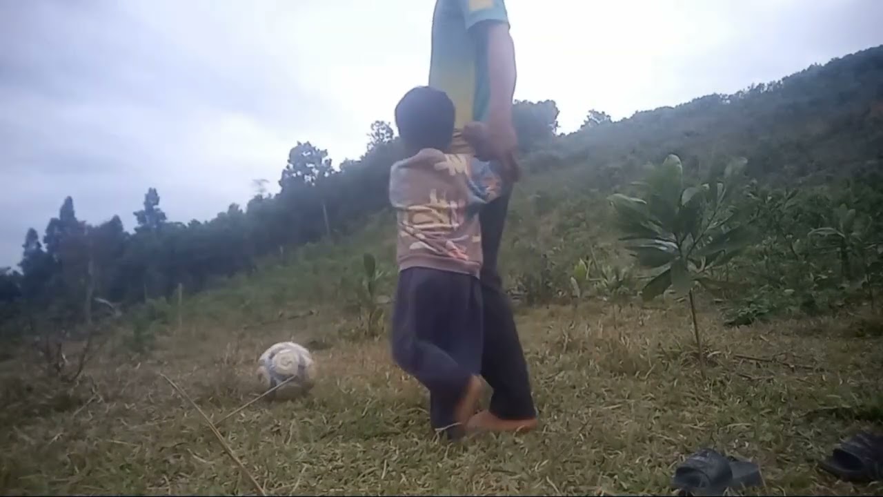 Một buổi chiều cùng với con trai đi chăn bò và rồi chơi bóng luon