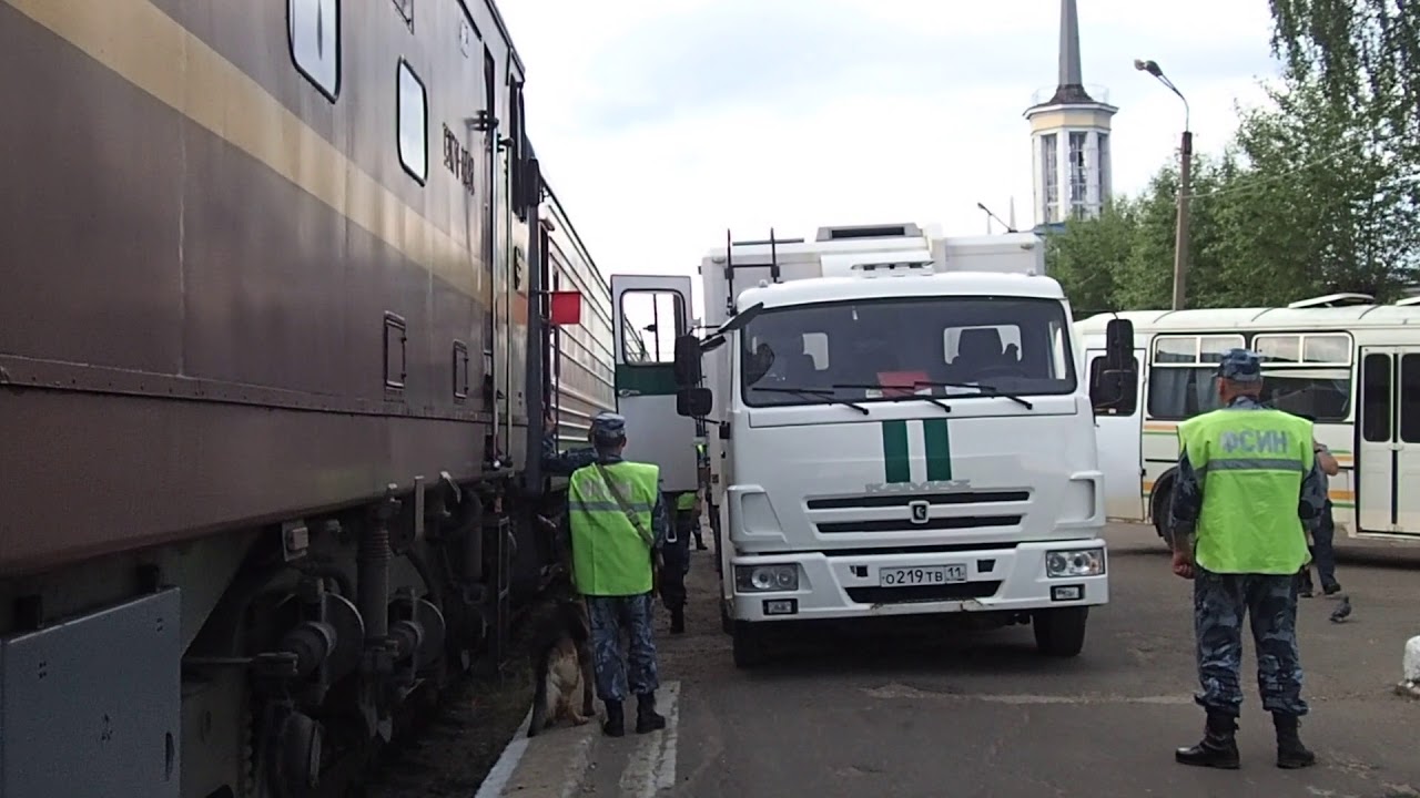 Выгрузка заключенных из вагонзака
