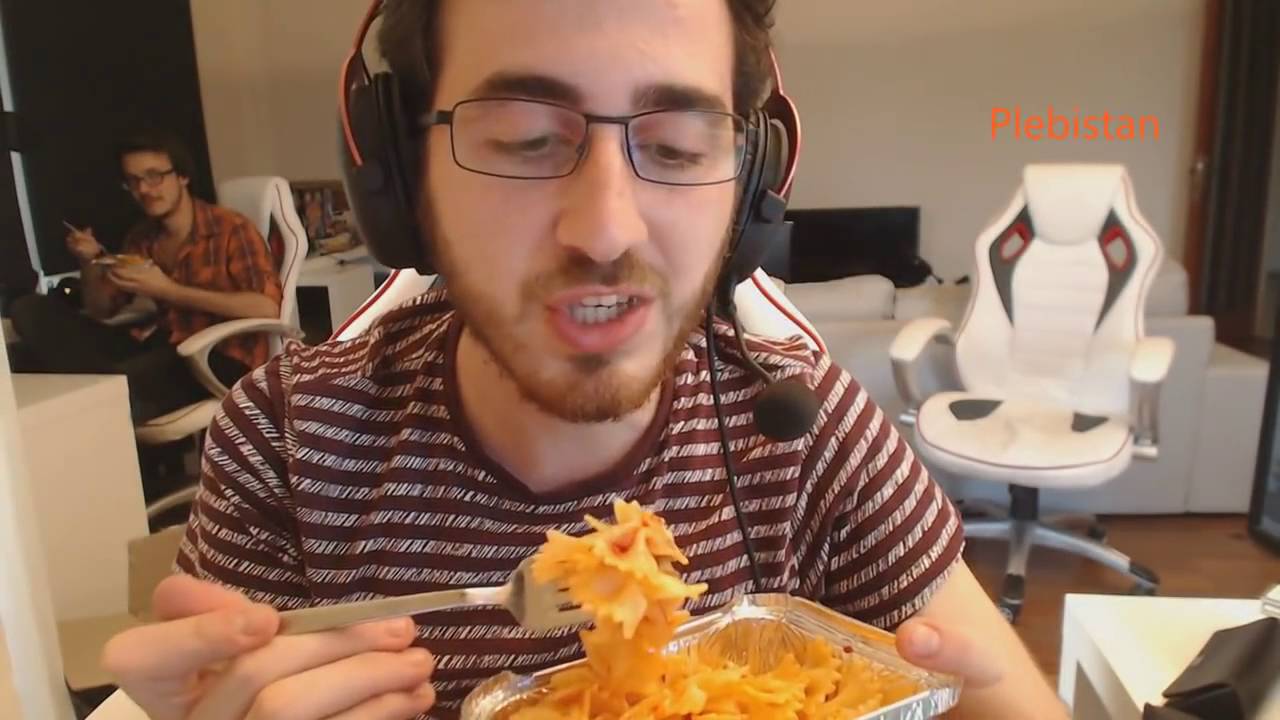 Ferit Makarna Nasıl Yenir Anlatıyor