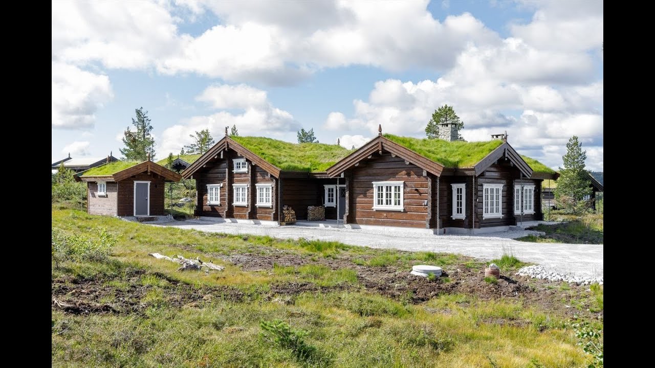 Flott og romslig laftet tømmerhytte på et plan med 4 soverom, 2 bad, Jacuzzi, vaskerom og to hemser.