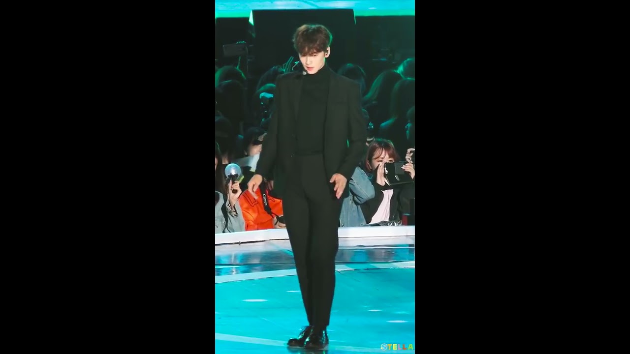 (마이크 송신기를)붙잡았어야해 ASTRO(아스트로) 차은우/170930 K-POP World Festival