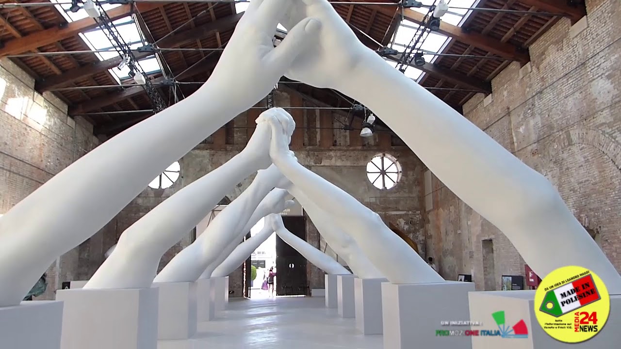 Le nuove mani giganti di Lorenzo Quinn a Venezia