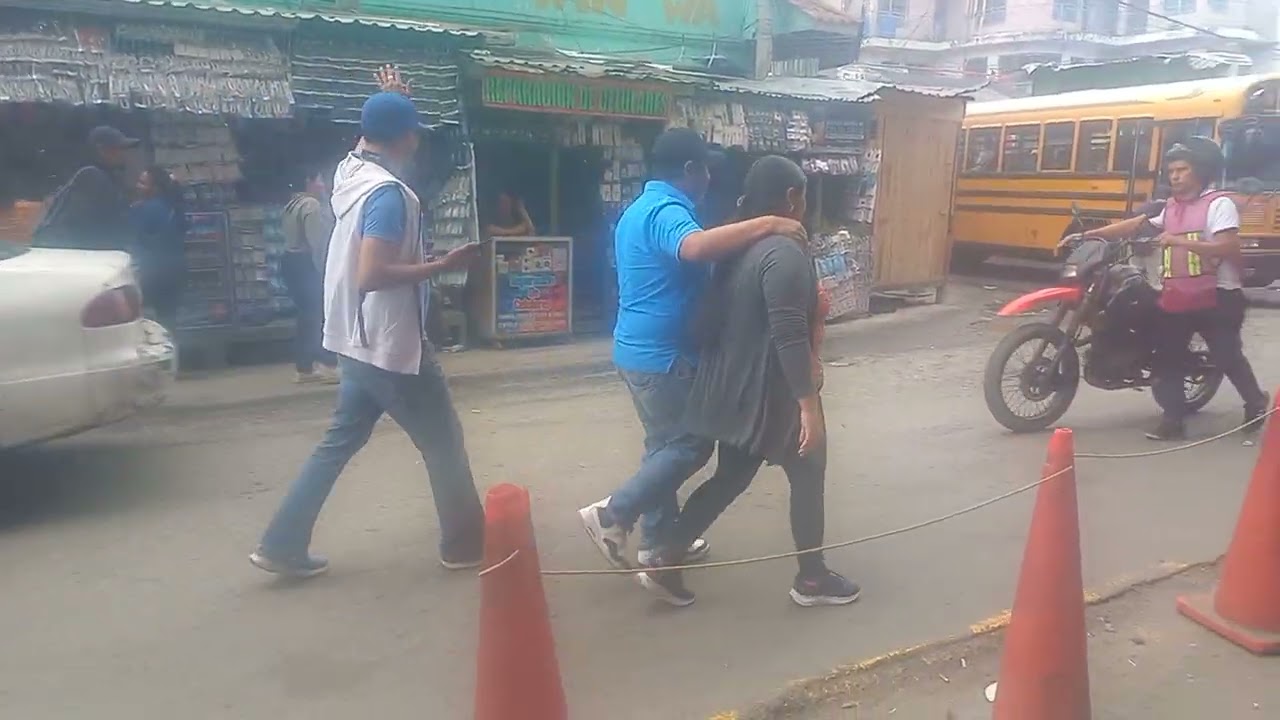 comprando la venta y gracias a los amigos que nos apoyaron con el cantante