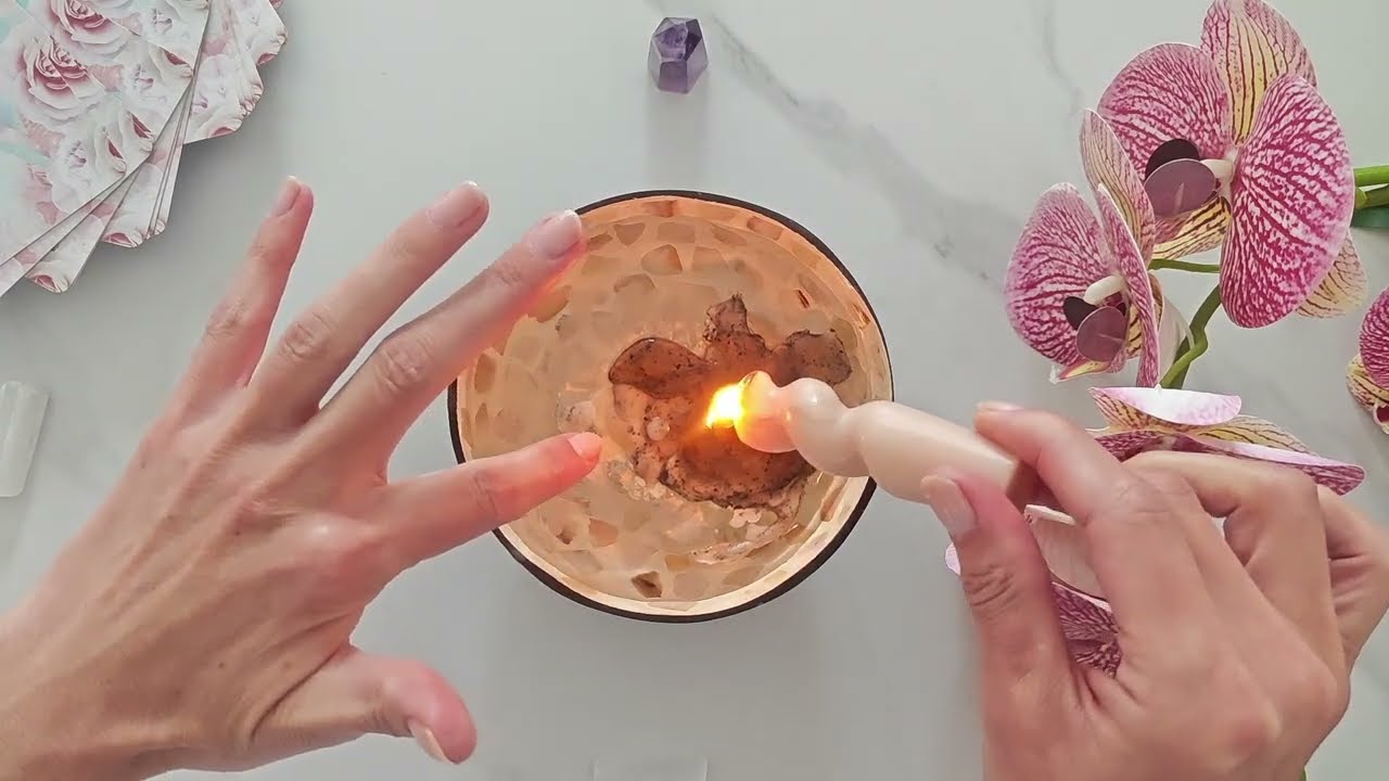 🕯😮You'll Be Surprised to Hear THIS!😮Candle Wax Reading 🕯