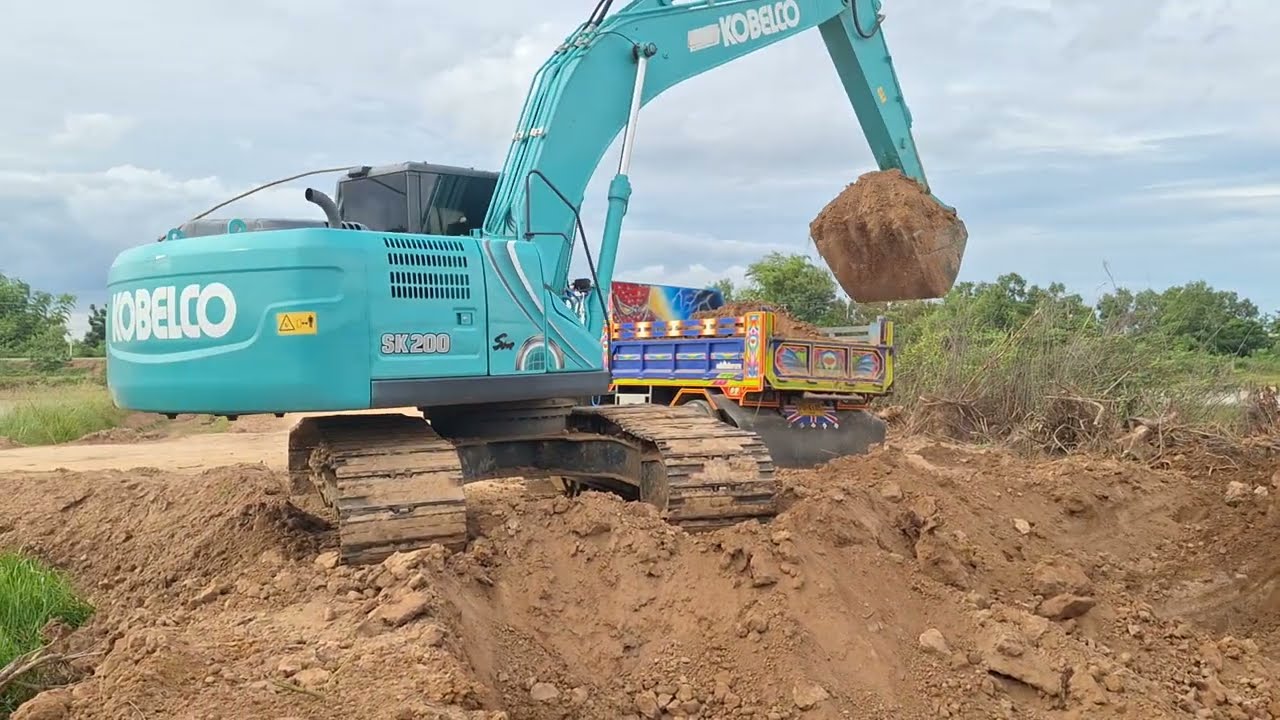 รีวิวรถขุด kobelco sk200-sm คนขับตักเต็มอุ้มงานขยายบ่อใส่ดั้ม excavator and truck