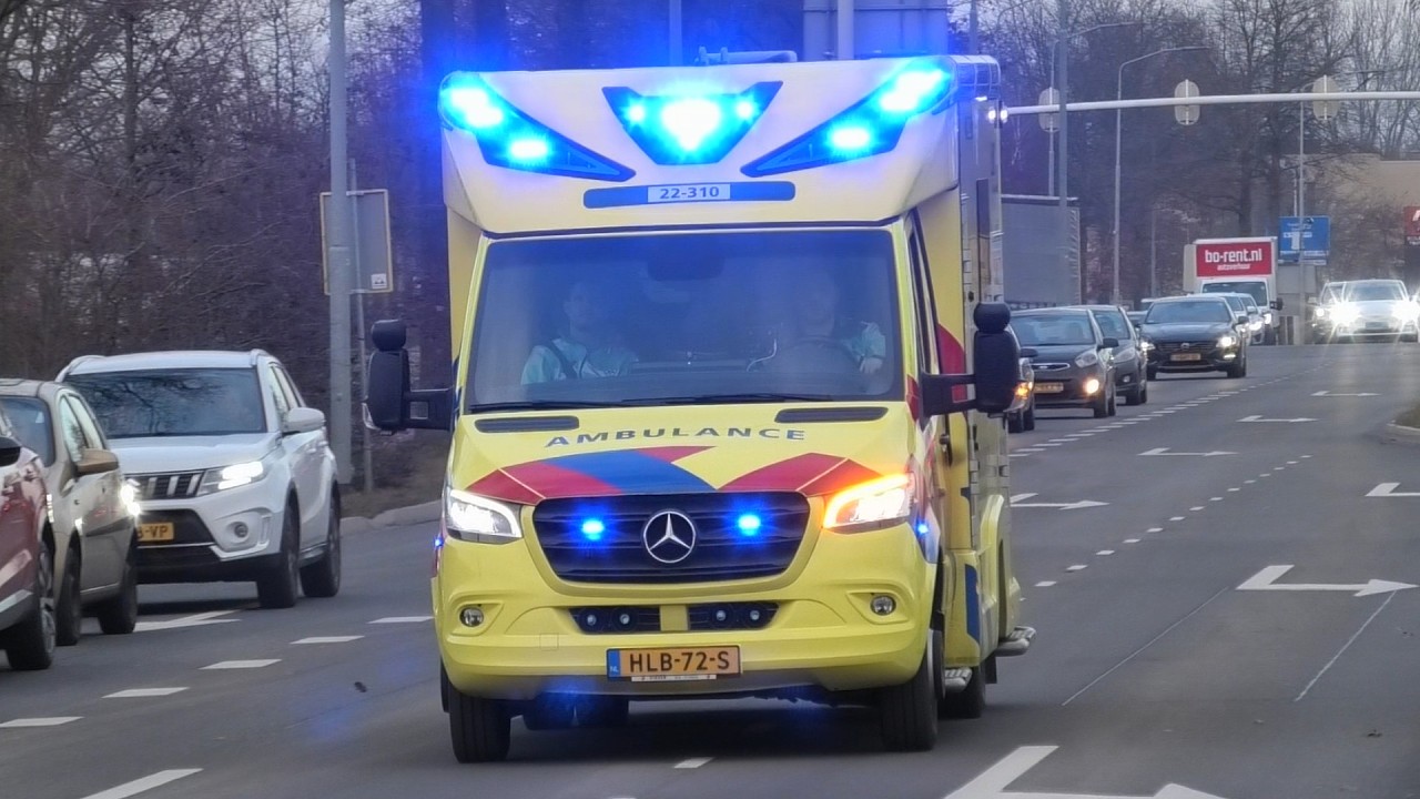 A1 Babylance/NICU 22-310 spoed aankomst bij het Máxima Medisch Centrum in Veldhoven