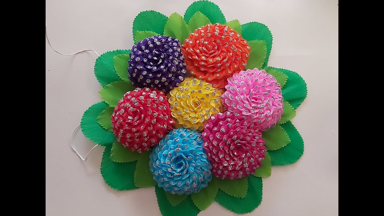 Medallón con flores de papel crepe