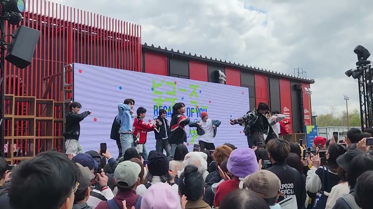 大阪万博0414 タイ館　人気グループ「BUS」ショー中に音と映像が止まるアクシデント発生でも歌い切るメンバー