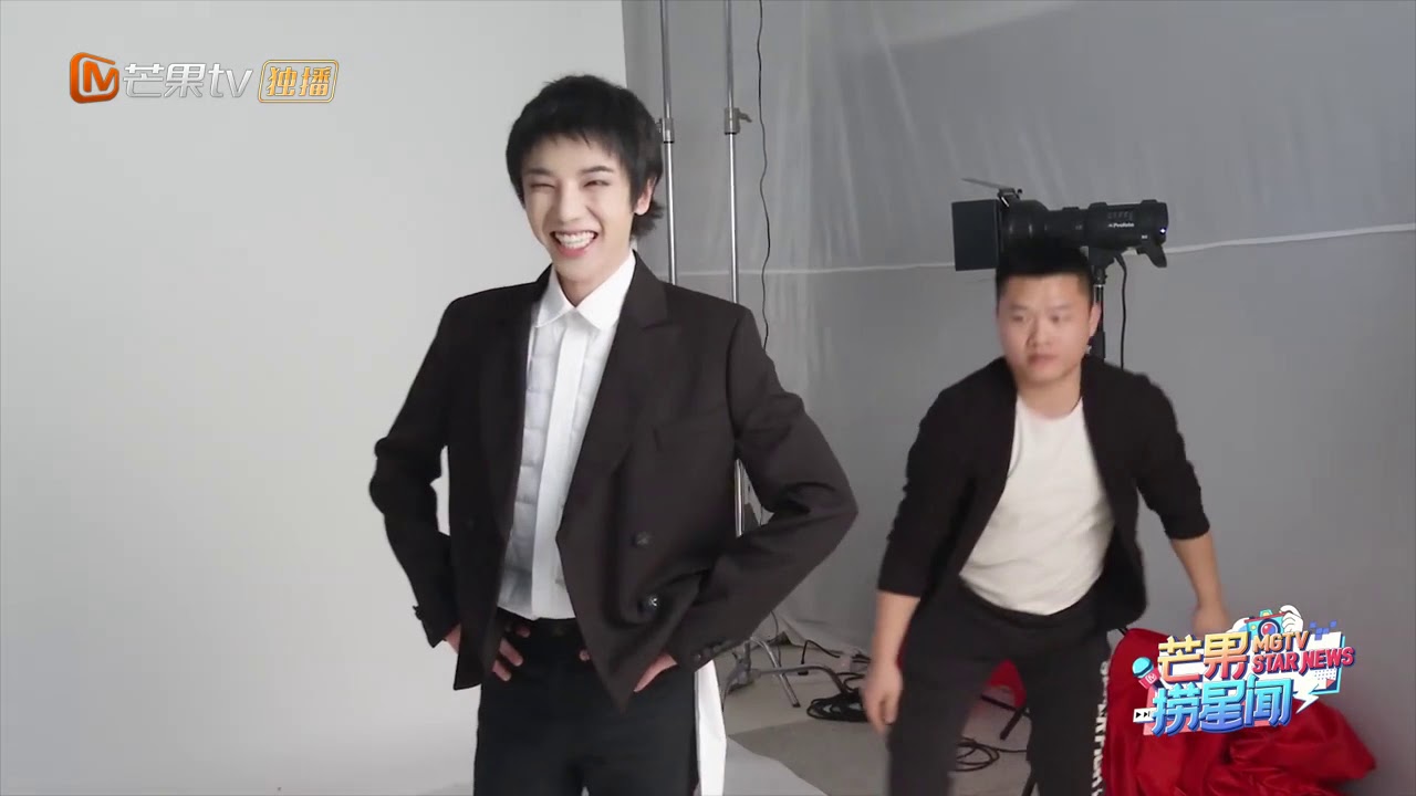 【会员抢先看】《歌手·当打之年》华晨宇独家探班Vlog合辑：高贵伯爵风的华晨宇竟然这么不自然 Singer|芒果TV会员频道