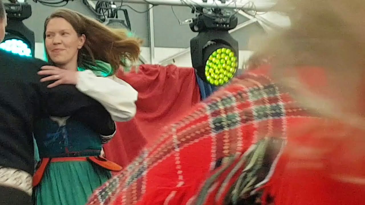 Sevettijärvi, katrilli. Aikuisten esitys.