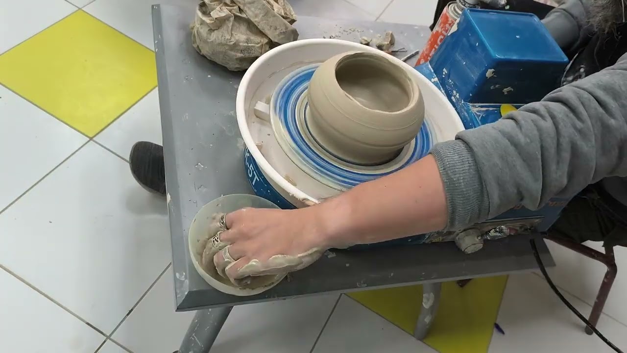 Making pottery with one hand on the wheel Изготовление гончарных изделий одной рукой 22.12.2025