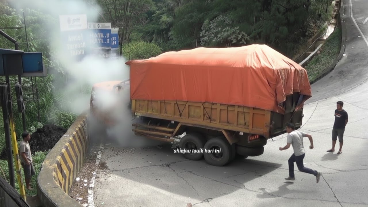 Ngeri‼️Detik Detik M3ng3rikan Di Tanjakan Extrime Sitinjau Lauik..!! Stir Truk Tidak Mau Di Putar