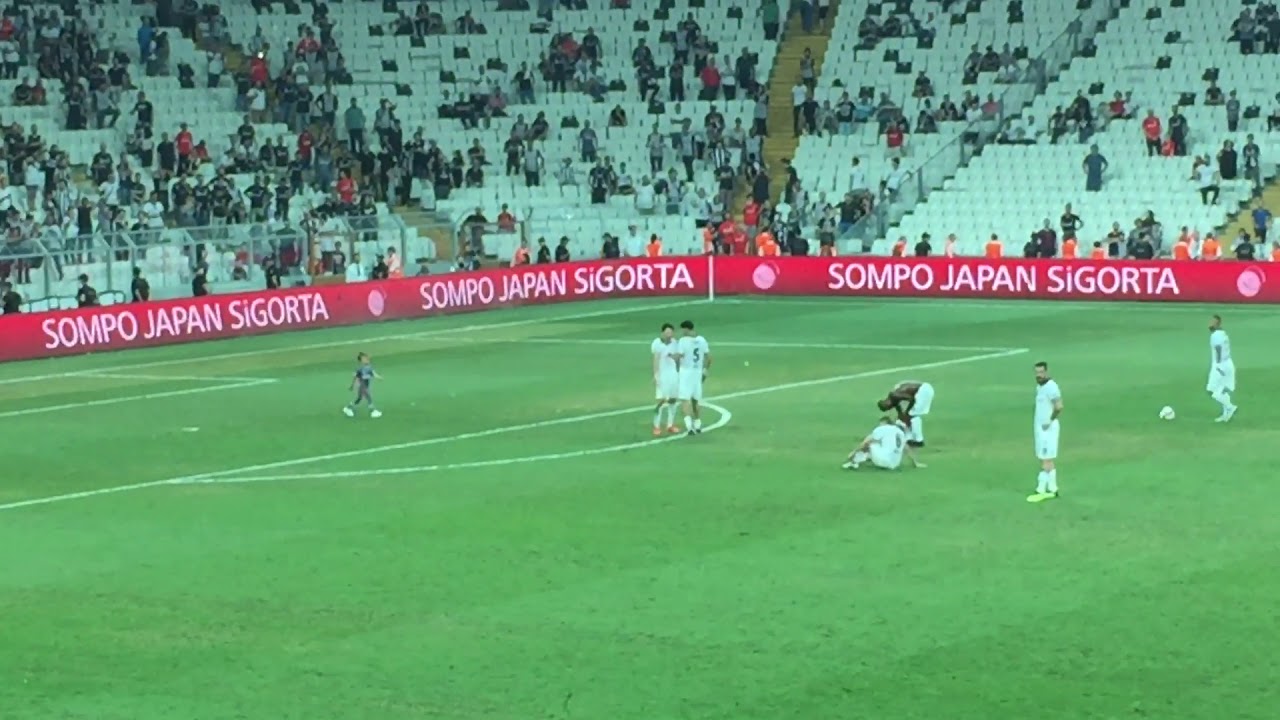 Ricardo Quaresma'nın oğlu Ricky maç sonunda taraftara üçlü çektirdi
