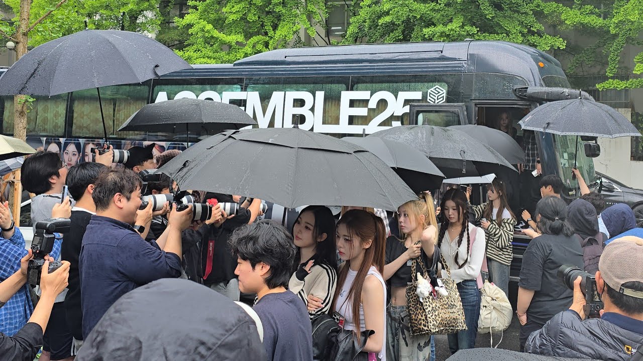 TripleS 24 members and bus in heavy rain at Kbs Music Bank 250516
