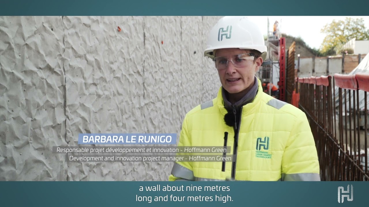 Construction d'un mur en b&eacute;ton matric&eacute; par Bouygues construction