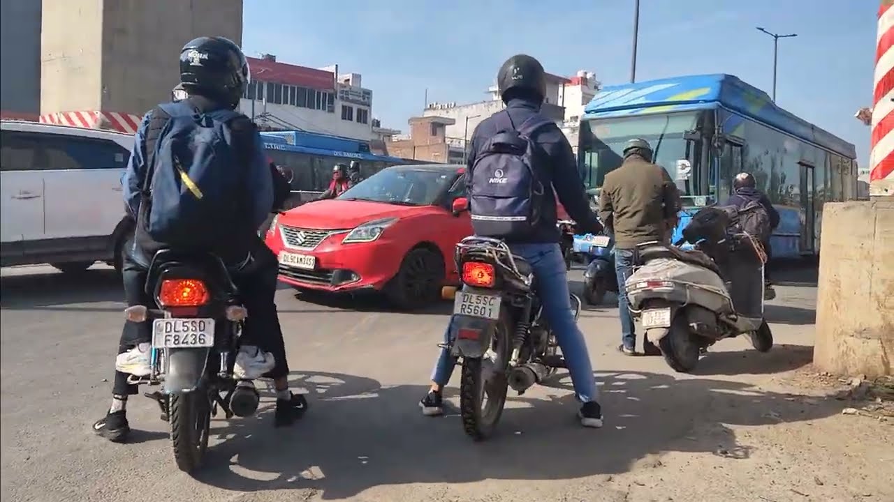 आप सभी बाइक वाले से रिक्वेस्ट है प्लीज रंग साइड न जाए दुर्घटना घट शक्ति है 