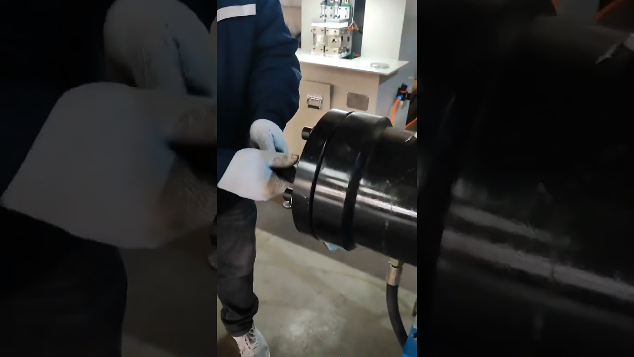 90 cold feed rubber extruder machine working at factory.
